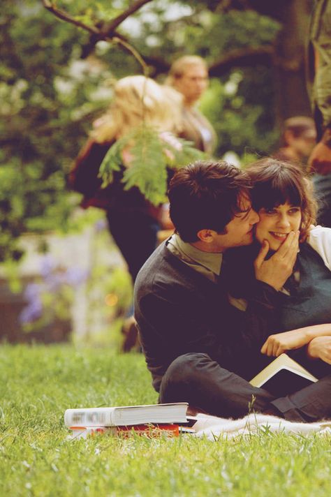 500 Days of Summer <3 Summer Tumblr, 500 Days Of Summer, 500 Days, Septième Art, I Love Cinema, Movies And Series, Zooey Deschanel, Summer Wallpaper, Film Serie