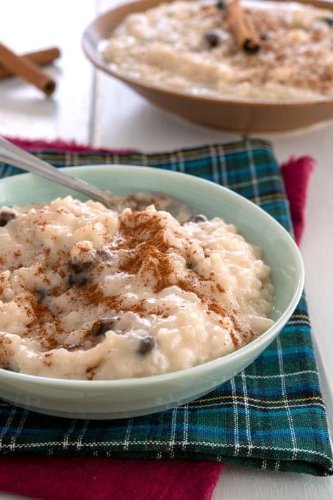 Arroz con Dulce – delicious and easy recipe for Puerto Rican rice pudding! One of my most favorite Puerto Rican desserts! | Receta Boricua arroz con dulce #puertorico #glutenfree #dairyfree Guava Pastelitos, Picadillo Empanadas, Pineapple Empanadas, Strawberry Horchata, Easy Flan, Mexican Mango, Mexican Rice Pudding, Blueberry Trifle, Habichuelas Guisadas