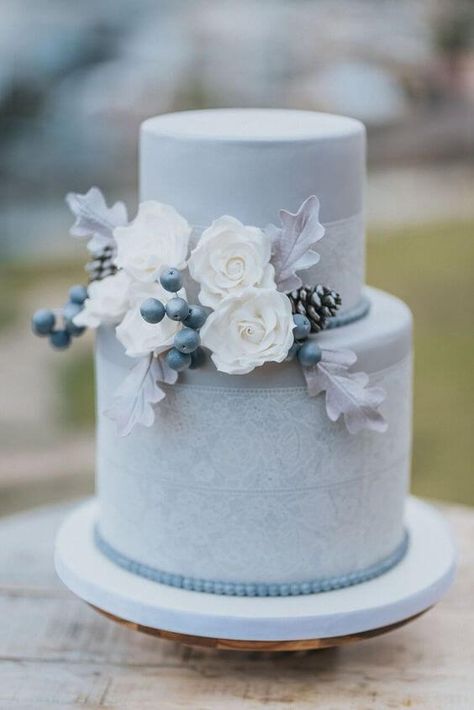 Ce gâteau de couleur bleu poudre est joliment dėcoré. - Wedding invitations for Dusty blue december wedding Wedding Cake Dusty Blue, December Wedding Colors, Wedding Cake Fillings, Blue Wedding Cake, Chandelier Cake, Colorful Wedding Cakes, White Bouquets, Pretty Wedding Cakes, Bride Gown