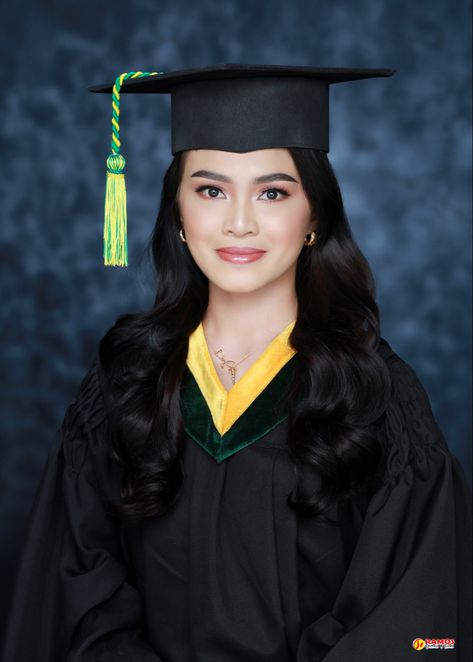 Graduation Toga Pictures, College Graduation Photoshoot Outfits, Graduation Portraits Studio Photo Ideas, Filipiniana Graduation Picture, Graduation Pic Makeup, Graduation Pictures In Studio, Grad Pic Makeup, Graduation Pictorial Pose, Graduation Pictorial Studio