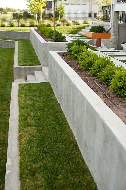 Garten wand Backyard Retaining Walls, Garden Retaining Wall, Sloped Backyard, Landscaping Retaining Walls, Walled Garden, Retaining Walls, Patio Designs, Diy Landscaping, Concrete Planters