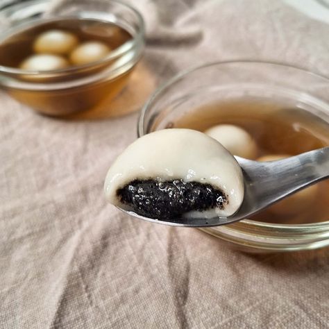 This tang yuan makes a glutinous rice ball filled with black sesame paste and swims in a warm, sweet ginger tea. Tang Yuan Recipe, Glutinous Rice Balls, Black Sesame Paste, Sesame Paste, Tang Yuan, Ginger Slice, Glutinous Rice Flour, Chinese Dessert, Ginger Nut