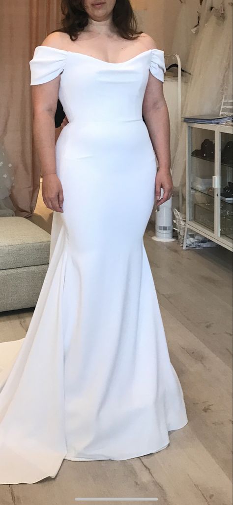 Plus Size Hourglass Wedding Dress, Midsize Wedding Dress With Sleeves, Mid Size Wedding Dress, Simple Wedding Dress Curvy, Wedding Dresses For Midsize Brides, Chubby Wedding Dress, Curvy Wedding Dress Sleeves, Wedding Dresses Curvy Bride Body Types, Wedding Dress For Chubby Brides