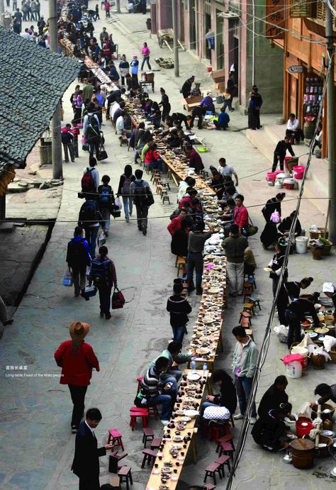 A neighbourhood party: a long table (very long) banquet in China's small town. Long Banquet Table, China Scenery, Vegetarian Bowls, Neighborhood Party, China Architecture, Chinese Market, Hunan China, Banquet Table, World Trip