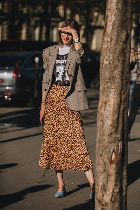 21fe5b8ba755eeaece7a450849876228desc50961846ri Street Style 2018, Fashion Week 2018, Leopard Print Skirt, Paris Fashion Week Street Style, Looks Street Style, Street Style Trends, Outfit Trends, Street Style Paris, Street Style Inspiration