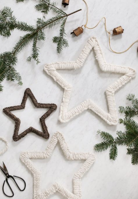 Yarn Star Ornaments Diy, Diy Tree Star Topper, Diy Star For Christmas Tree Topper, Christmas Tree Star Topper Diy, Tree Toppers Christmas Diy, Diy Star Tree Topper, Yarn Stars, Crocheted Decor, Tree Topper Diy