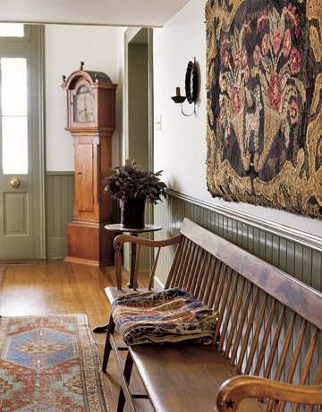 Eye For Design: Decorating In The Primitive Colonial Style. Lots of Great Colonial style room photos. Colonial Foyer, American Colonial Style, Colonial House Interior, Early American Decor, Colonial Interiors, Colonial Home Decor, Colonial Decorating, Country Colonial, Colonial Interior