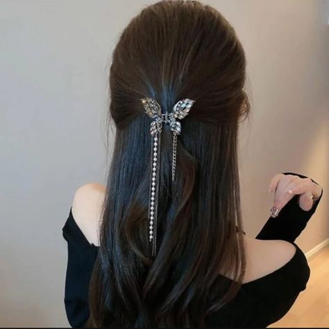 Beutiful metal alloy hair clip for women😍 Shape:Butterfly Material :matel alloy Acessorie:hair Dail wear 😍❤️✔️ Price:800 Cash on delivery available Free delivery 🙌🇵🇰 To place order dm us📩. Thank you for staying ❤️ #butterflyhairclips #matelhairclip #hairclips #hairclipsforwomen Korean Hairband, Hair Catcher, Whatsapp Wallpaper, Rhinestone Hair, Butterfly Hair, Sketches Easy, Hair Pin, Photographic Lighting, Hair Pins