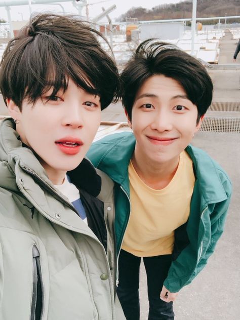 MinJoon💗❤️😭 #minjoon #RM #JIMIN Bts Selca, Pc Photo, Bts Group, Young Men, Park Jimin Bts, Bts Lockscreen, Bts Members, Rap Monster, Bts Bangtan Boy