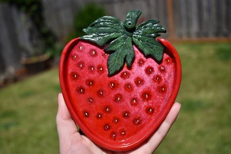 Clay Strawberry, Clay Strawberry Dish, Air Dry Clay Ideas To Sell, Strawberry Air Dry Clay, Strawberry Clay Tray, Strawberry Incense Holder, Cherry Clay Dish, Strawberry Jewelry Tray, Ceramic Art Strawberry