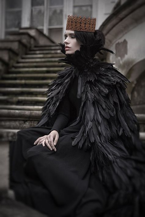 Queen Visenya Targaryen Dark Queen, Yennefer Of Vengerberg, Raven Queen, Ange Demon, Fantasy Costumes, Foto Art, Black Feathers, Dark Beauty, Fantasy Fashion