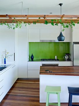 Trellis hanging on ceiling Ceiling Trellis, Slab Backsplash, Green Backsplash, Black Countertops, Flat Panel Cabinets, Interior Design Themes, Kitchen Ceiling, Timber House, White Countertops