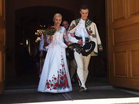 Polish Wedding Traditions, Polish Traditional Costume, Andreas Wellinger, Ukrainian Wedding, Polish Clothing, Polish Wedding, Folk Wedding, Highland Wedding, Folk Dresses