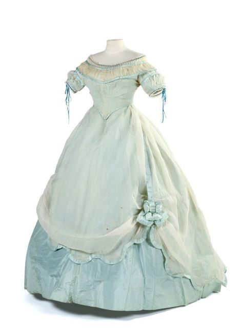 Evening dress ca. 1862-65 From Enchères Sadde via Interencheres Fripperies and Fobs 1860s Evening Gown, Victorian Ballgown, 1860s Dresses, 1860s Fashion, Crinoline Dress, Historical Sewing, Glamorous Evening Dresses, Informal Dress, 1860 Fashion