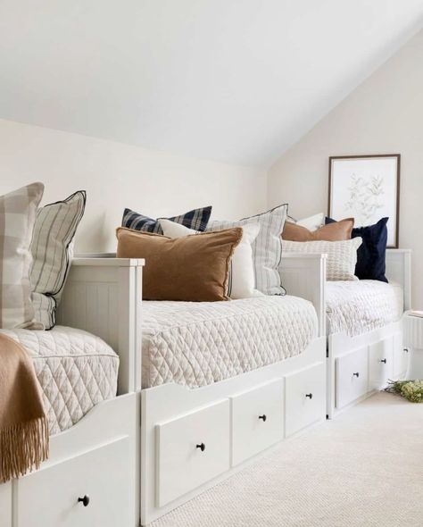 Minnesota lake house features the perfect blend of modern and traditional Two Daybeds In One Room, Hemnes Bed Ideas, Ikea Divan, Ikea Hemnes Daybed, Ikea Hemnes Bed, Hemnes Day Bed, Hemnes Ikea, Ikea Daybed, Hemnes Bed