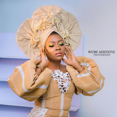 Pro MUA and Trainer on Instagram: “This whole look😍😍😍😍😍 Gele 💯 Asooke💯 Makeup💯 Accessories 💯 #blackbarbie #gelecap #soeasytowear #Sanyan #asooke #vintage Makeup…” Sanyan Aso Oke Styles, Aso Oke Styles, African Head Wraps Tutorial, Gele Styles, Nigerian Gele, Hausa Wedding, Yoruba Bride, African Hair Wrap, Africa Wedding