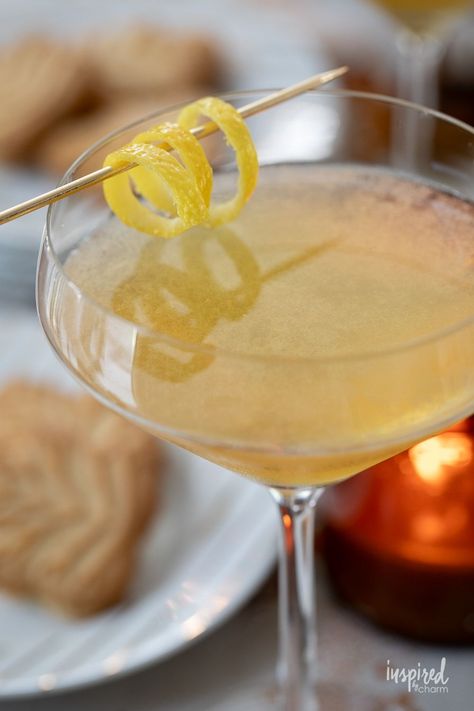 Dive into the comforting flavors of the season with this easy Maple Martini recipe. Just three ingredients combine to create a cocktail that’s sweet, zesty, and oh-so-smooth. Perfect for fall but delightful all year round. This may become your new go-to autumn martini. Cider Martini, Frozen Pumpkin Pie, Frozen Pumpkin, Apple Cider Caramels, Martini Recipe, Vanilla Vodka, Martini Recipes, Fall Cocktails, Martini Cocktail