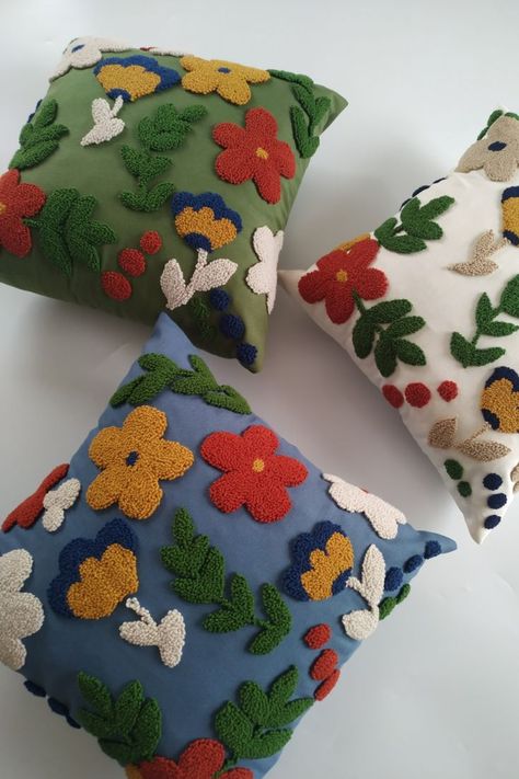 Needle Cushion, Living Room Decor Pillows, Floral Cushion Covers, Mode Crochet, Punch Needle Patterns, Floral Cushions, Small Corner, Punch Needle Embroidery, Crochet Cushions