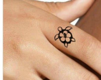 Turtle Tattoo Designs, Small Girly Tattoos, Finger Tattoo For Women, Ankle Tattoos For Women, Simple Henna Tattoo, Small Tattoos Simple, Hand Tattoos For Women, Turtle Tattoo, Wrist Tattoos For Women