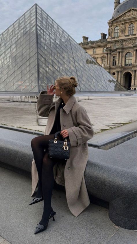 Paris aesthetic the Louvre photography French girl hairstyle messy French girl trench coat Winter Girls Trip, Paris Aesthetic Outfit, Paris Picture Ideas, Duo Friends, Paris Trip Outfits, Red Vibe, Paris Instagram Pictures, Paris Photo Ideas, Paris Winter