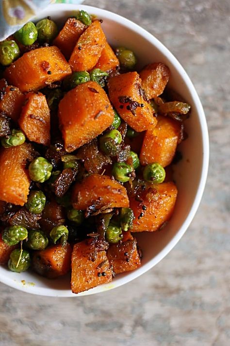 This Indian gajar matar sabzi is the winter staple and tastes so good with rice and roti. This Indian style dry stir fry of carrots and peas is so delicious and healthy. For such a simple recipe, the flavor and taste of this sabzi is unbelievable. Here is how to make best gajar matar at home! Recipe via cookclickndevour.com #gajarmatar #carrotpeasstirfry #stirfry #vegan #cookclickndevour Carrot Sabzi, Indian Carrot Recipes, Sabzi Recipe Indian Foods, Sabji Recipe India Easy, Aloo Beans Sabji, Gawar Sabji Recipe, Aloo Mattar Sabzi, Best Vegetable Recipes, Veg Curry