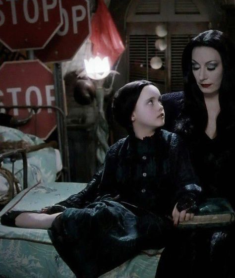 Morticia, Wednesday - Addams family Chica Punk, Addams Familie, Addams Family Values, Charles Addams, Gomez And Morticia, Addams Family Wednesday, Anjelica Huston, Morticia Addams, Adams Family