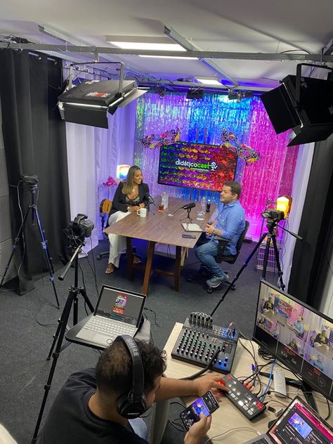 Interview Set Design Ideas, Studio Interview Set Up, Video Podcast Studio Design Ideas, Podcast Room Design, Podcast Layout, Cyclorama Studio, Podcast Setup Ideas, Estudio Podcast, Small Office Space Design