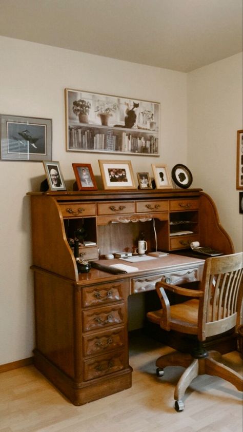 Room With Roll Top Desk, Old Rooms Vintage, Rolltop Desk Styling, 1940s Office Decor, Kitchen Design Space Saving, Old Room Vintage, Old Study Room, Vintage Study Table, Vintage Desk Setup