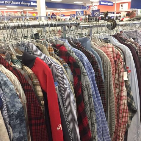 A Guide to Buying Vintage Flannel Shirts at Thrift Stores and on eBay – Comma Vintage: Blog Thrifted Clothes, Green Vibes, Thrift Store Outfits, Vintage Flannel Shirt, Tall Men Clothing, Vintage Blog, Flannel Shirts, Vintage Flannel, Men Street