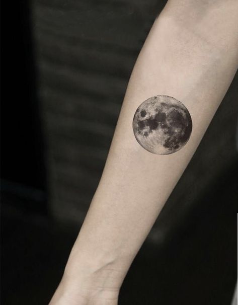 Moon Tattoo Detailed, Moon Tattoo Realism, Moon Reflection Tattoo, Moon Realistic Tattoo, Manly Moon Tattoo, Realism Moon Tattoo, Moon Tattoo Full, Dark Moon Tattoo, Moon Tatoos Ideas