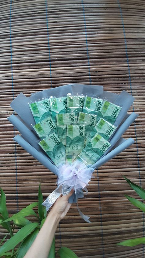 Buket uang kertas Bouqet Snack, Membuat Pita, Seserahan Rustic, Hampers Idea, Bucket Gifts, Money Cake, Money Bouquet, Pen Collection, Polymer Clay Dolls