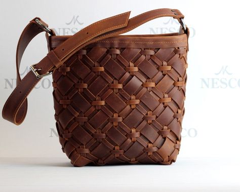 Leather Weaving Bag, Braided Leather Bag, Leather Quilting, Weave Techniques, Braided Basket, Leather Weave, Wicker Purse, Bag Inspiration, Woven Leather Bag