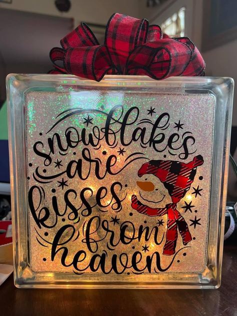 Snowman Glass Block, Christmas Glass Blocks, Glass Block Crafts, Decorated Bottles, Cricut Christmas Ideas, Christmas Shadow Boxes, Christmas Decorations Diy Outdoor, Glass Box, Glass Globes