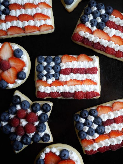 Patriotic Fruit Pizza Cookies (with cream cheese frosting) 4th Of July Fruit Pizza, Individual Fruit Pizza, Flag Fruit Pizza, Patriotic Fruit Pizza, Fruit Pizza Cookies, Pizza Cookies, Cookies With Cream Cheese Frosting, Cookies With Cream Cheese, Patriotic Cookies