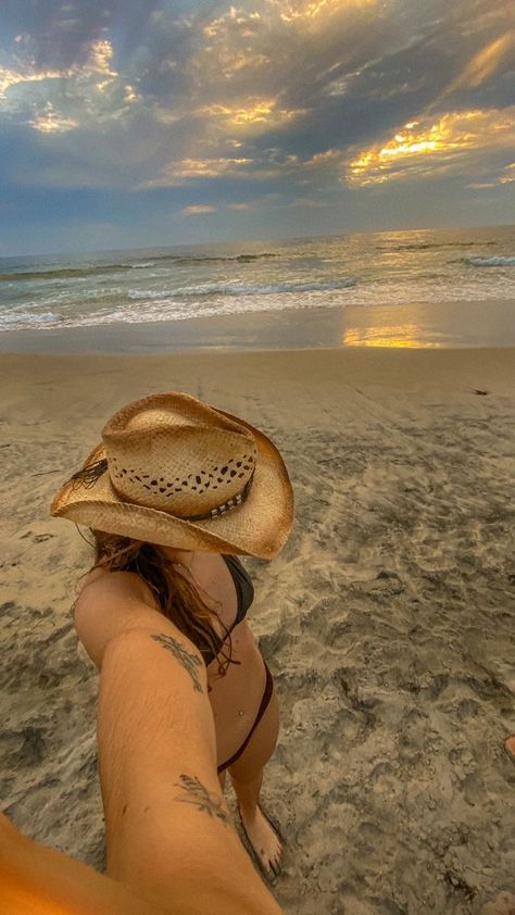 Beachy Cowgirl Outfit, Coastal Cowgirl Aesthetic Pictures, Western Beach Photoshoot, Cowgirl Beach Outfit, Tropical Cowgirl, Beach Cowgirl Hat, Beach Cowgirl Aesthetic, Beach Hats Outfit, Costal Cowgirl Aesthetic