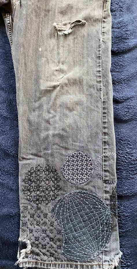 #visible mending #sashiko on denim #upcycle jeans Denim Mending Ideas, Visible Mending Patch, Shashiko Embroidery Denim, Visible Mending Jeans Inner Thigh, Visible Mending Upholstery, Japanese Upcycling Fashion, Simple Mending Design, Sashiko Mending Jeans, Jeans Upcycle Ideas