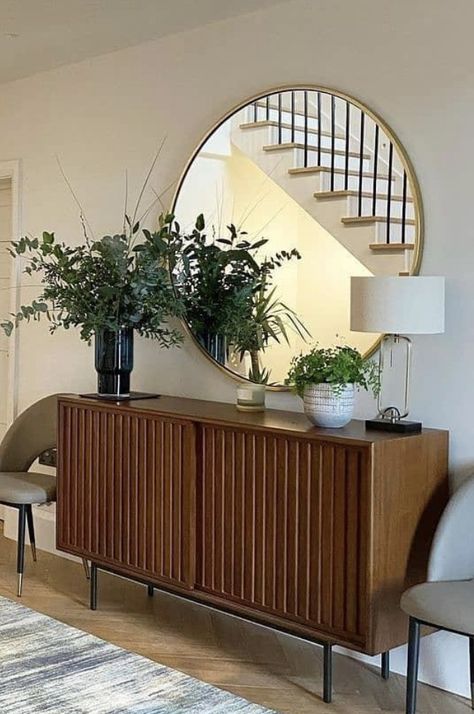 Sideboard In Hallway, Sideboard Display Ideas, Sideboard Decor Dining Room Modern, Buffet Mirror Dining Room, Credenza Styling Dining Rooms, Classy Vintage Living Room, Credenza Decor Entryway, Dining Room Decor Modern Classy Simple, Side Board With Mirror