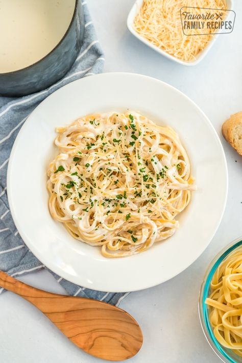 This Homemade Alfredo Sauce is quick and easy to make. Full of cream cheese, butter, Parmesan, and spices, you will be licking your plate clean, even when the noodles are gone! Christmas Caramels, Authentic Alfredo Sauce, Healthy Alfredo Sauce Recipe, Olive Garden Alfredo Sauce, Alfredo Sauce Recipe Homemade, Homemade Alfredo, Vegetarian Cookbook, Alfredo Sauce Recipe, Homemade Alfredo Sauce