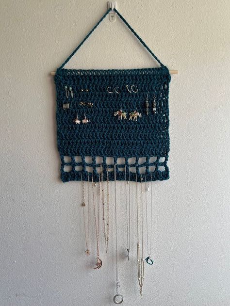 Creative Ways To Hang Jewelry, Crochet Wall Jewelry Holder, Earing Holder Crochet, Useful Crochet Projects For Men, Crochet Hanging Jewelry Holder, Crochet Book Holder Wall, Knit Jewelry Holder, Crochet Wall Decoration, Crochet Dorm Room Decor