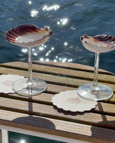 Sea Shell Champagne Glasses, Shell Cocktail Glasses, Shell Furniture Design, Seashell Glasses, Sea Furniture, Shell Cottage, Cute Wine Glasses, Wine Glasses Wedding, Ocean Room Decor