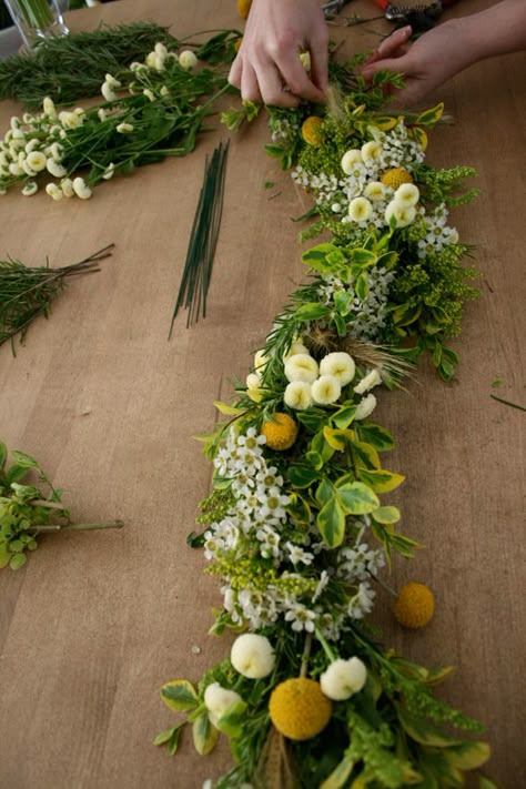 ขวดโหล Mason Jar, Garland Tutorial, Arranging Flowers, Table Garland, Table Runners Wedding, Flower Garland, Diy Garland, Trendy Flowers, Floral Garland