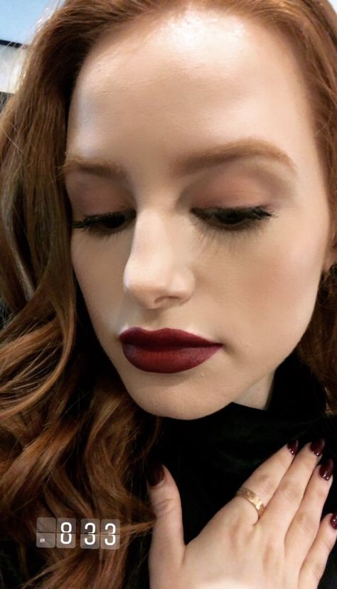 That lipstick looks like it’s made with blood and I LOVE IT YAS GIRL SLAY ❤️❤️❤️ Cheryl Blossom Aesthetic, Cheryl Style, Cheryl Blossom Riverdale, Riverdale Cheryl, Betty And Jughead, Madelaine Petsch, Cheryl Blossom, The Cw, Ginger Hair