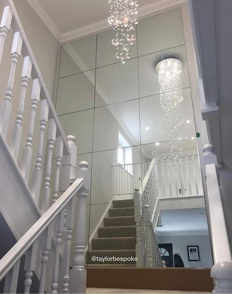 Staircase Landing Decor, Mirror Decor Living Room, Staircase Wall Decor, Stairs Design Interior, House Staircase, Stair Wall, White Room Decor, Staircase Decor, Stair Decor