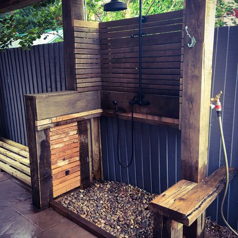 Garden Dog Wash Station, Outdoor Wash Station For Dogs, Outdoor Boot Washing Station, Diy Dog Washing Station Outdoor Backyard, Boot Washing Station Outdoor, Outside Dog Washing Station Diy, Outdoor Dog Grooming Station, Dogwash Station Outdoor, Backyard Dog Washing Station