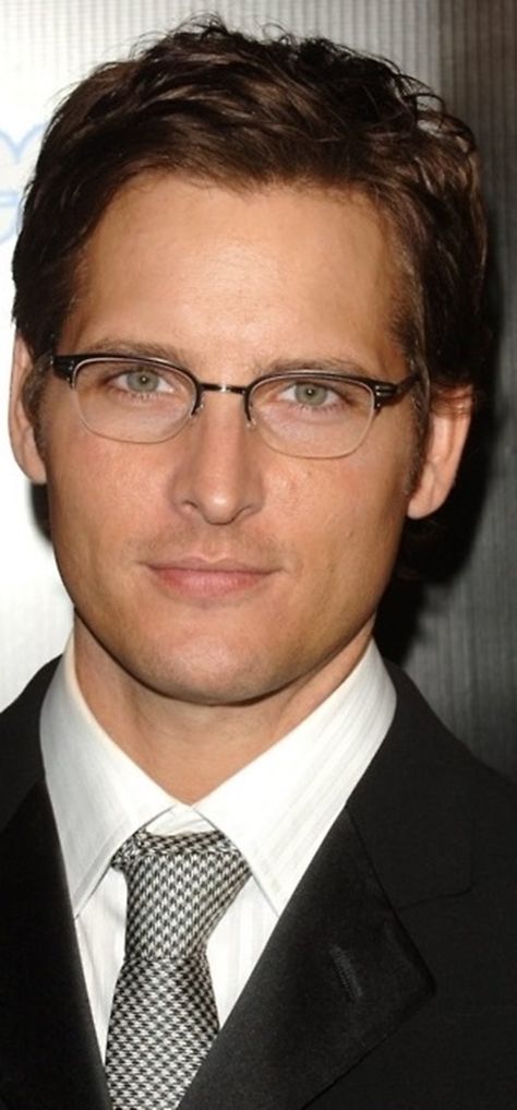 Peter Facinelli @Allison j.d.m Touchstone  All about the glasses! Peter Facinelli, Elizabeth Hurley, Mila Kunis, Wearing Glasses, The Twilight Saga, Twilight Saga, Carlisle, Kristen Stewart, Good Looking Men