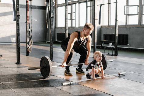 Family Gym Photoshoot, Gym Family, Mommy Daughter Photography, Dad Aesthetic, Gym Photoshoot, Gym Photography, Muscular Man, Foto Top, Kids Gym