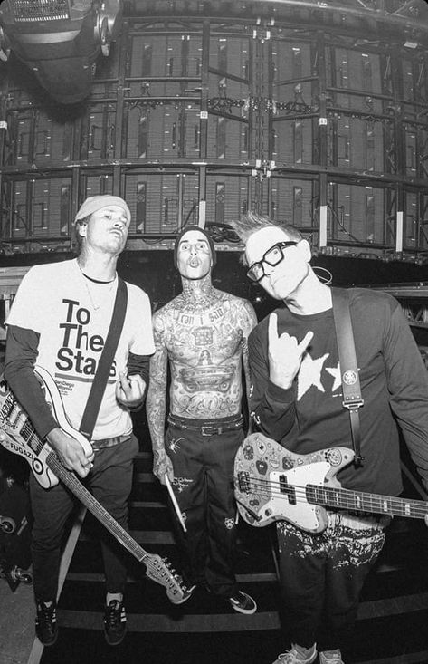 Blink 182 Wallpaper, Vampire Mansion, Pop Punk Music, Mark Hoppus, Christ Tattoo, Rock Boys, Tom Delonge, Pool Boy, Travis Barker