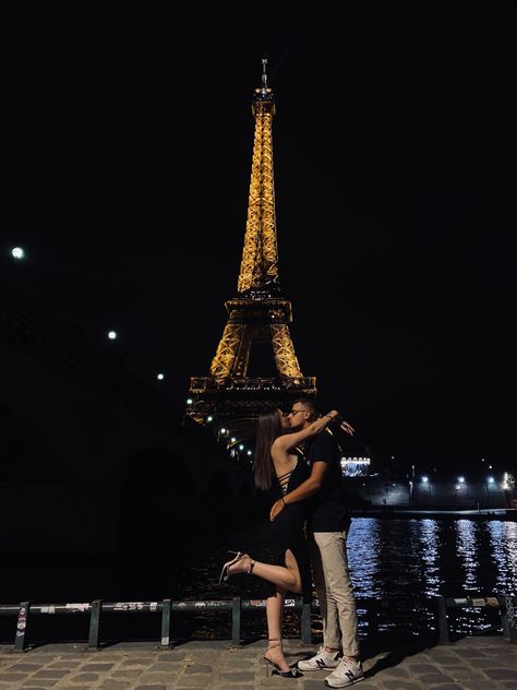 Paris Photo Ideas Couple, Love In Paris Aesthetic, Paris Couple Aesthetic, Living With Boyfriend, Couples In Paris, Paris Couple Pictures, Honeymoon In Paris, Paris In Love, Kitchens Designs