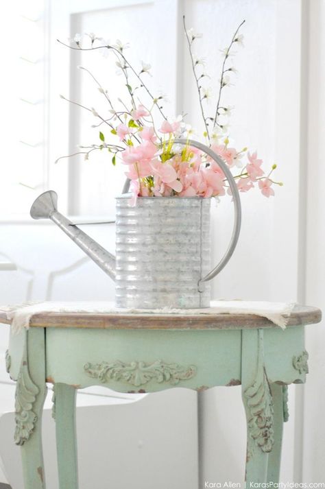 Watering Can Floral Spring Centerpiece by Kara's Party Ideas | Kara Allen #michalesmakers 2 Farmhouse Centerpiece Ideas, Spring Table Centerpieces, Muebles Shabby Chic, Diy Frühling, Farmhouse Centerpiece, Unusual Home, Spring Centerpiece, Spring Decor Diy, Spring Table