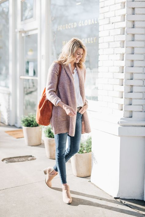 Feminine Winter Style - Darling Down South Casual Romantic Style, Natural Style Personality, Feminine Style Casual, Feminine Winter, Classic Feminine Style, Feminine Casual, Prep Style, Feminine Chic, Romantic Outfit